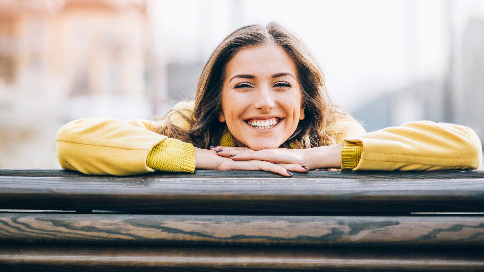 外見と内面が調和し、リラックスして微笑む女性 1