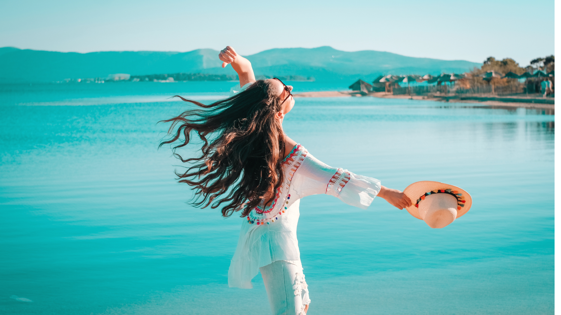 外見と内面が調和し、リラックスして微笑む女性 3