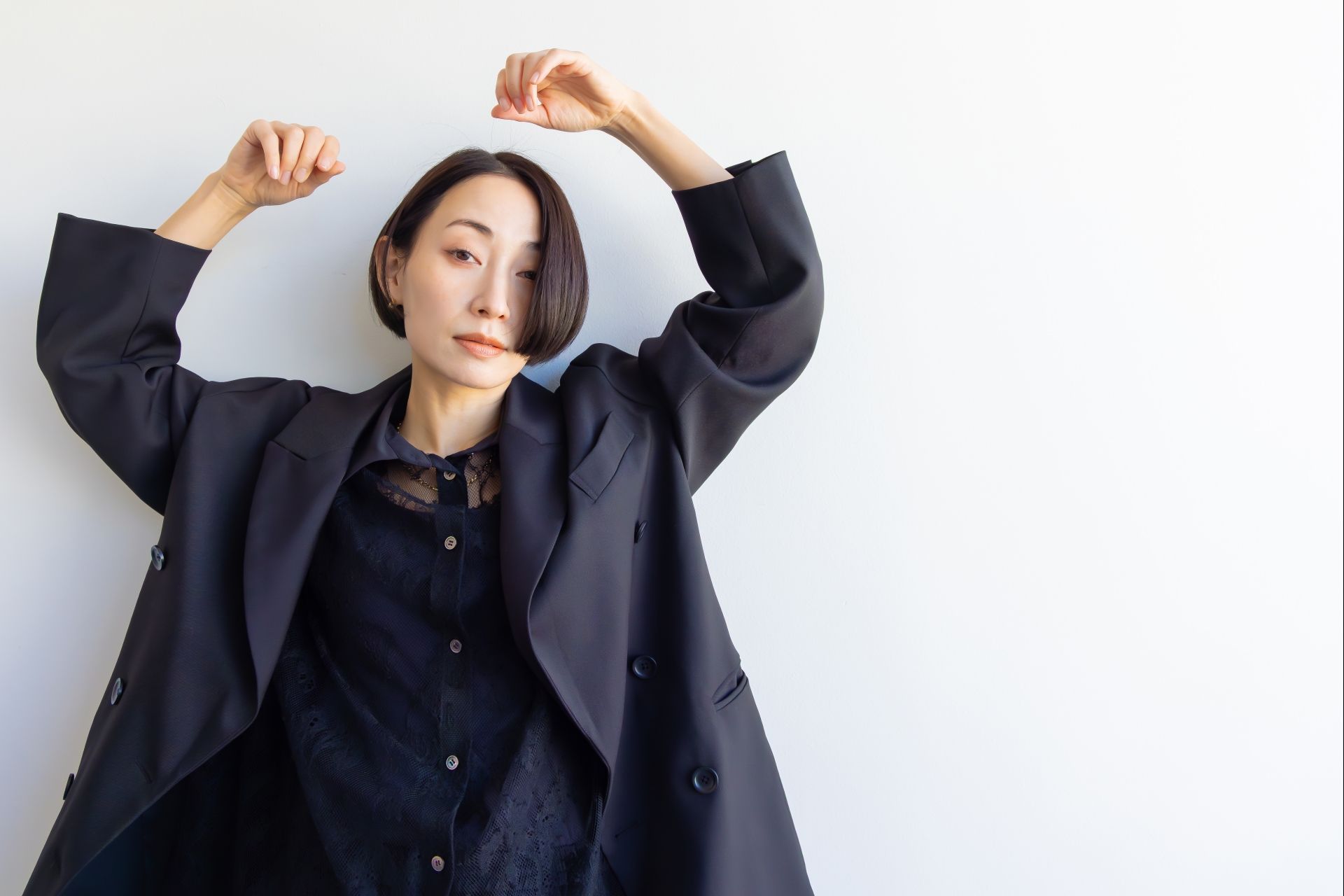 どんな環境でも堂々と活躍している、しなやかで美しい女性 1